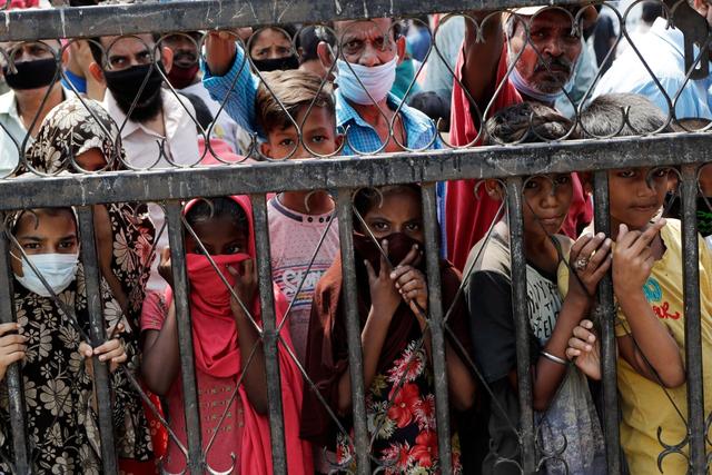 8万,印度疫情严峻,专家称时间问题,贫民窟儿童吃不饱