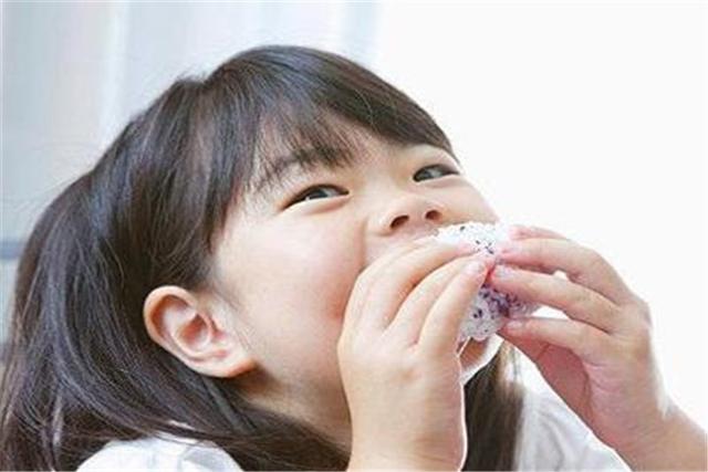 孩子总免不了有想要咬东西的时候,给孩子准备安全卫生的东西,孩子咬的