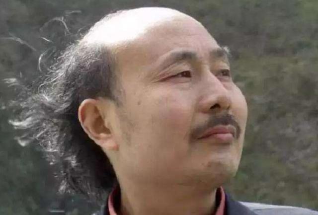 63岁秃头大叔,靠卖梳子赚来10亿,手上握有数十项相关专利