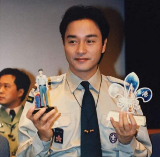 穿军装的哥哥张国荣简直帅了一脸,如此完美的人为什么世界对他这么的