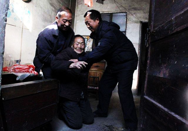 高龄产子的悲哀六旬老人给女下跪不孝行为反获众人力挺