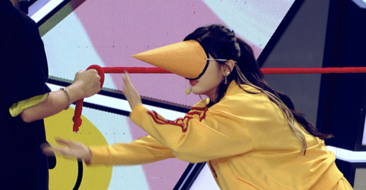 嘉宾们在脸上戴一个圆锥体的三角帽玩过杆游戏,这个游戏是快本首次