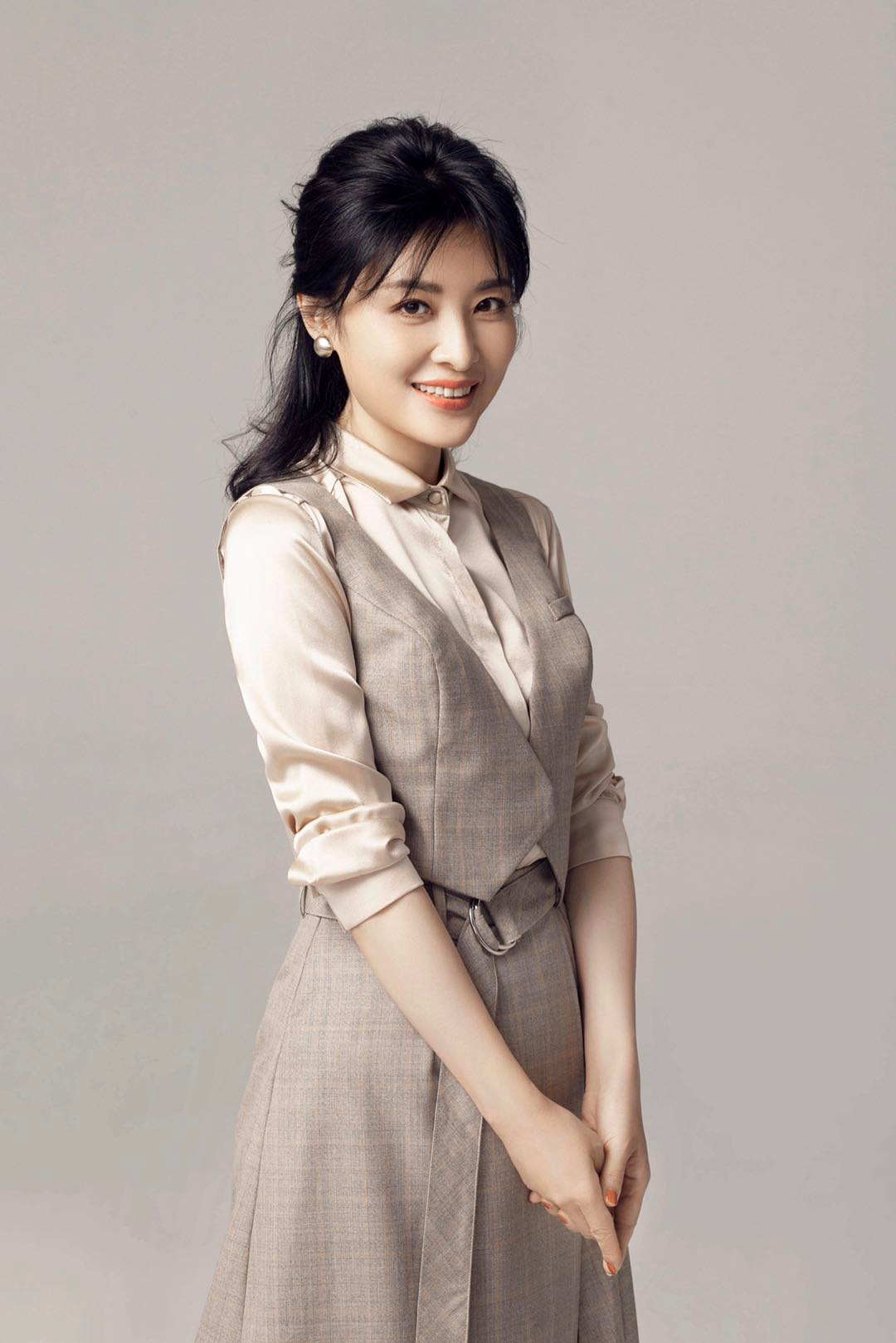 著名主持人周涛气质太端庄一袭粉色西装裙优雅高贵干练大气