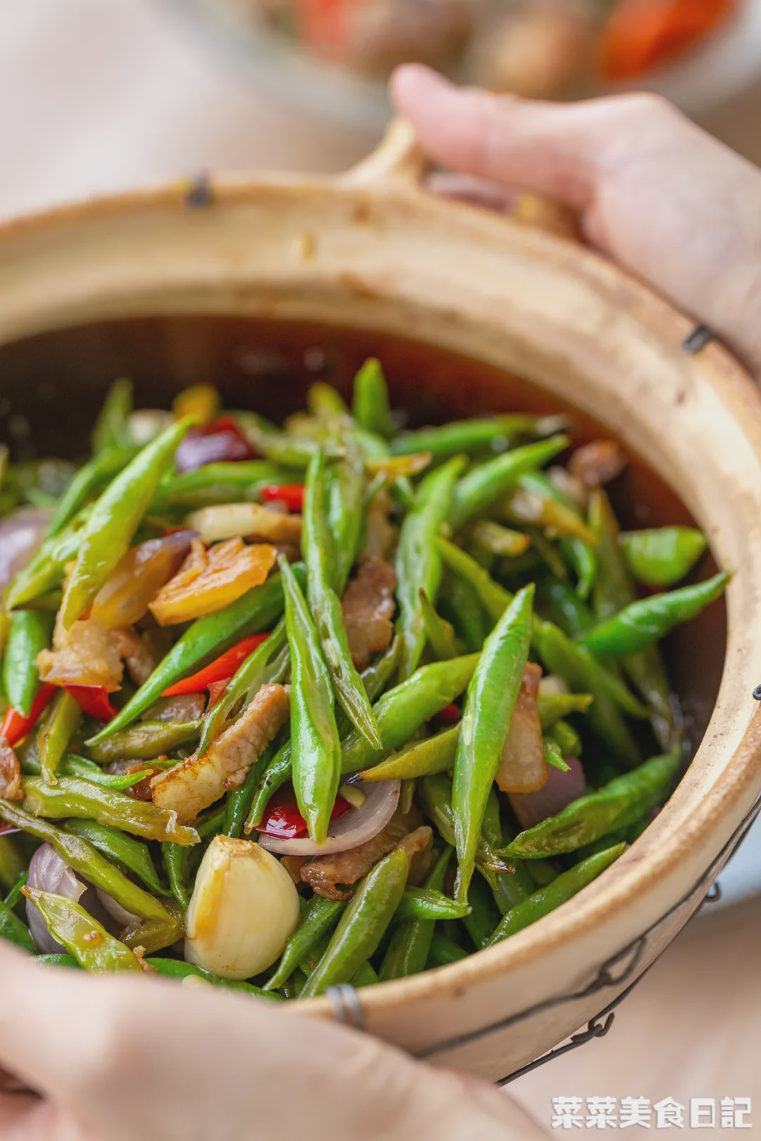 我的小厨房给大家分享一道砂锅四季豆解解馋.