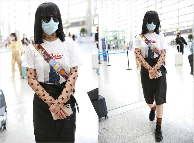 谭卓包裹的也太严实了,穿t恤皮裙戴墨镜,不摘口罩都认不出人