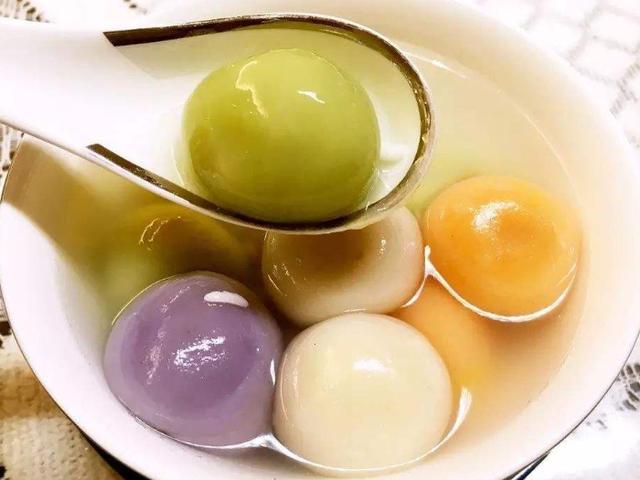 汤圆口味种类比较多,主要还是以馅料的口味为主,一般都是甜豆沙口味