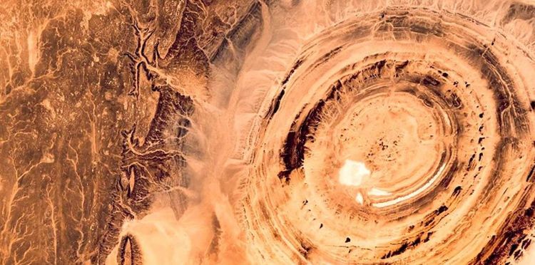 撒哈拉中部的"沙漠之眼",流出的黑色眼泪,数十年来不见停息