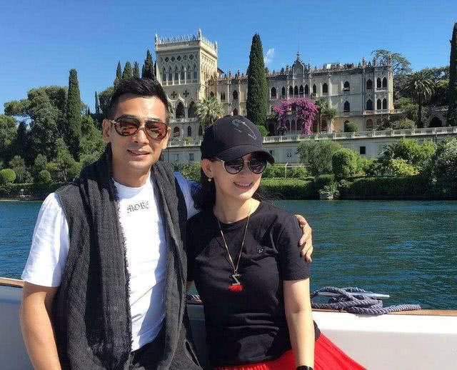 赵文卓带妻子女儿现身逛街 母女并肩热聊心情好