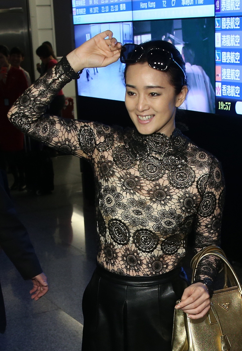 巩俐穿黑色镂空装现身机场,身材紧致饱满,皮裙却勒出了小肚子