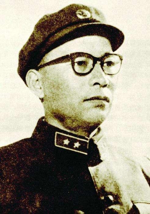 这位开国中将当过两个大省的省委书记却让妻子提前退休