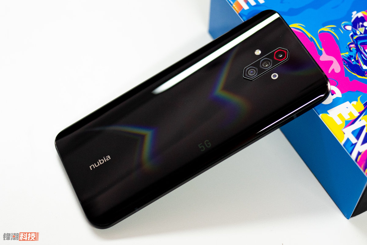 努比亚play图赏:黑色机身也有绚丽色彩