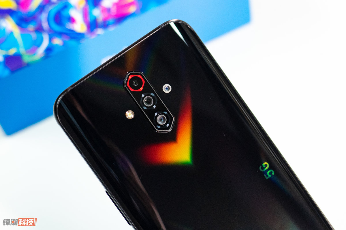 努比亚play图赏:黑色机身也有绚丽色彩