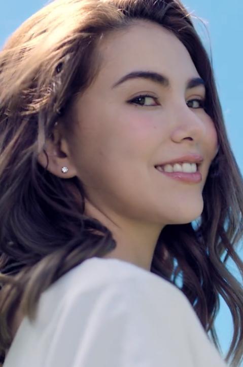 昆凌比杨颖还差?广告大片被嘲:演技还不如动物跟小孩