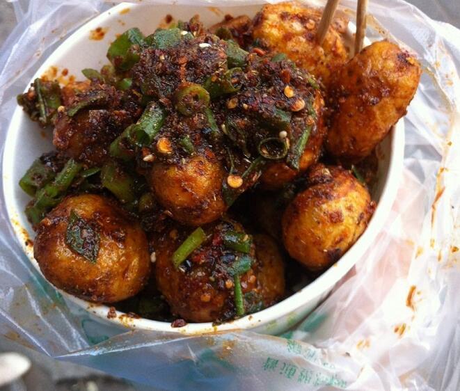 80后大姐卖油炸小吃,5元一碗当饭又当菜,调料随便放要爽由自己