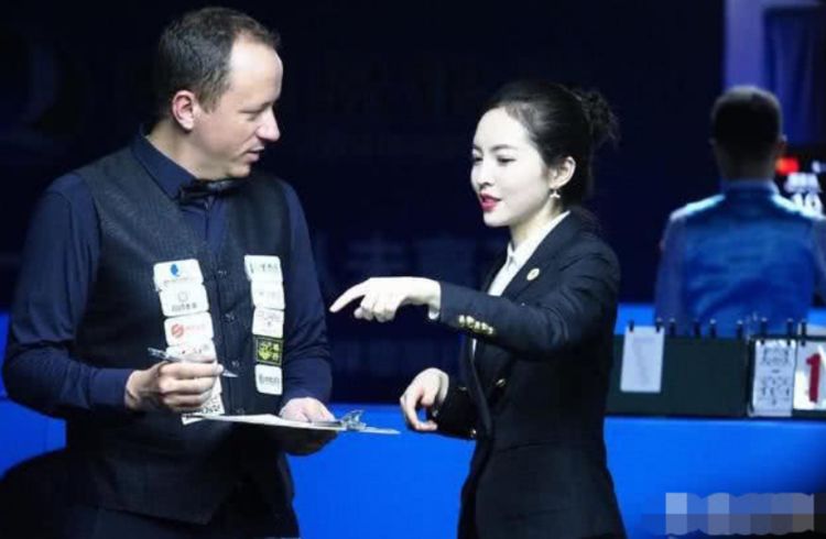 颜值不输潘晓婷，王钟瑶为何被称“最美台球裁判”？看完就知道了