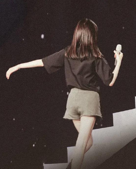 四张鞠婧祎背影混入一个郑爽真爱粉一秒认出假粉一脸懵