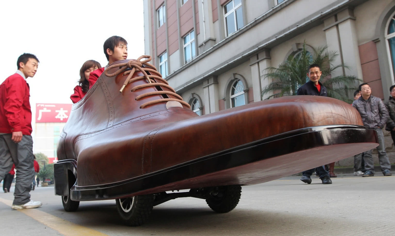 鞋子工厂制作鞋车,纯手工制作,正常人鞋码的二十倍