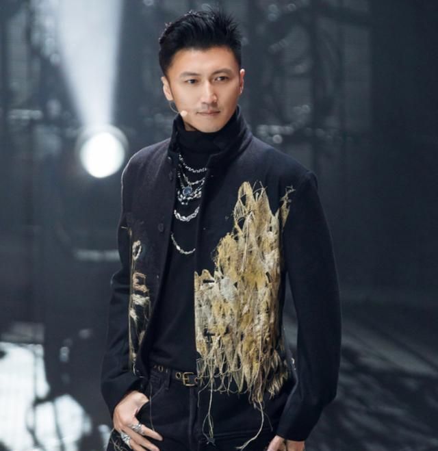 有种"整容"叫谢霆锋恋爱,梳大背头帅出新高