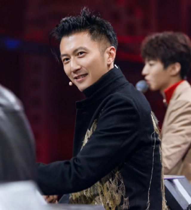 有种"整容"叫谢霆锋恋爱,梳大背头帅出新高