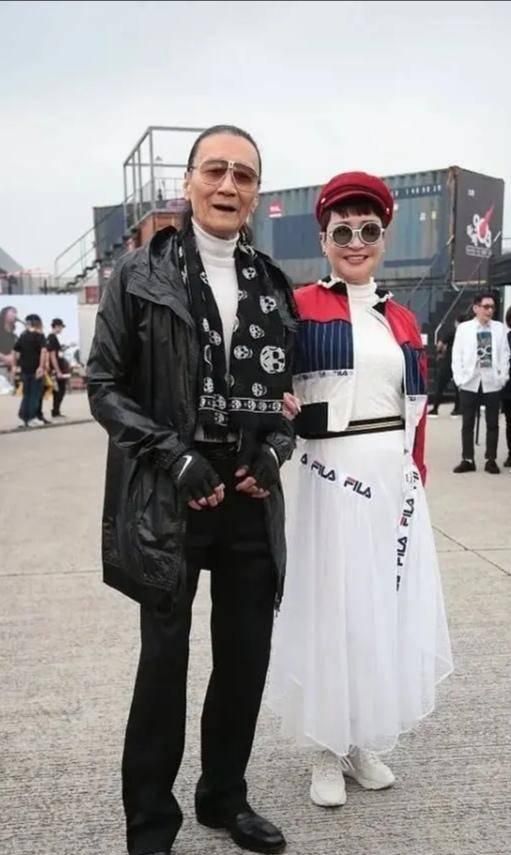 84岁谢贤与刘嘉玲同框,和嫩模女友超甜蜜,风流快活不改当年