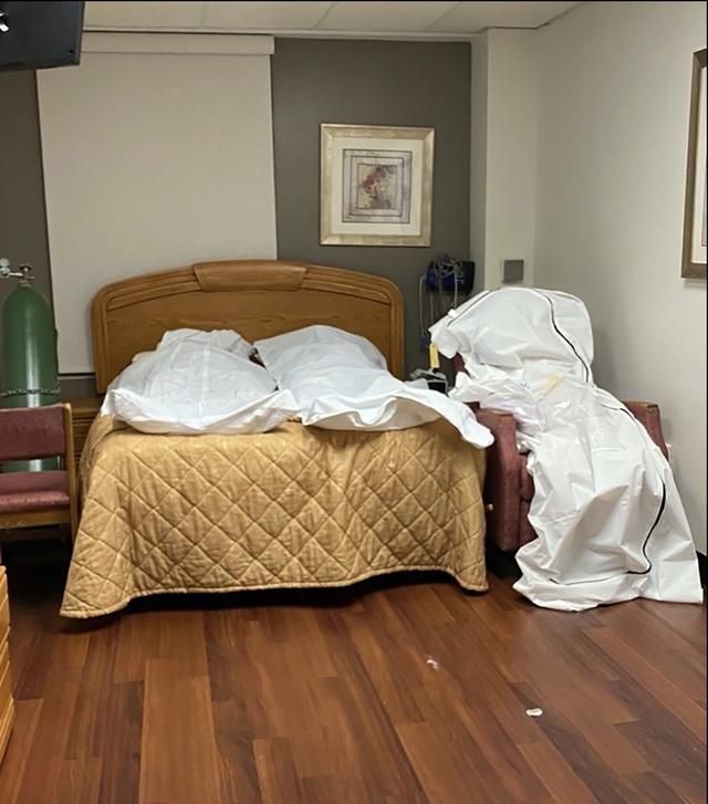 平常用来做睡眠习惯研究的房间已被用来存放尸体,因为停尸房已经满了