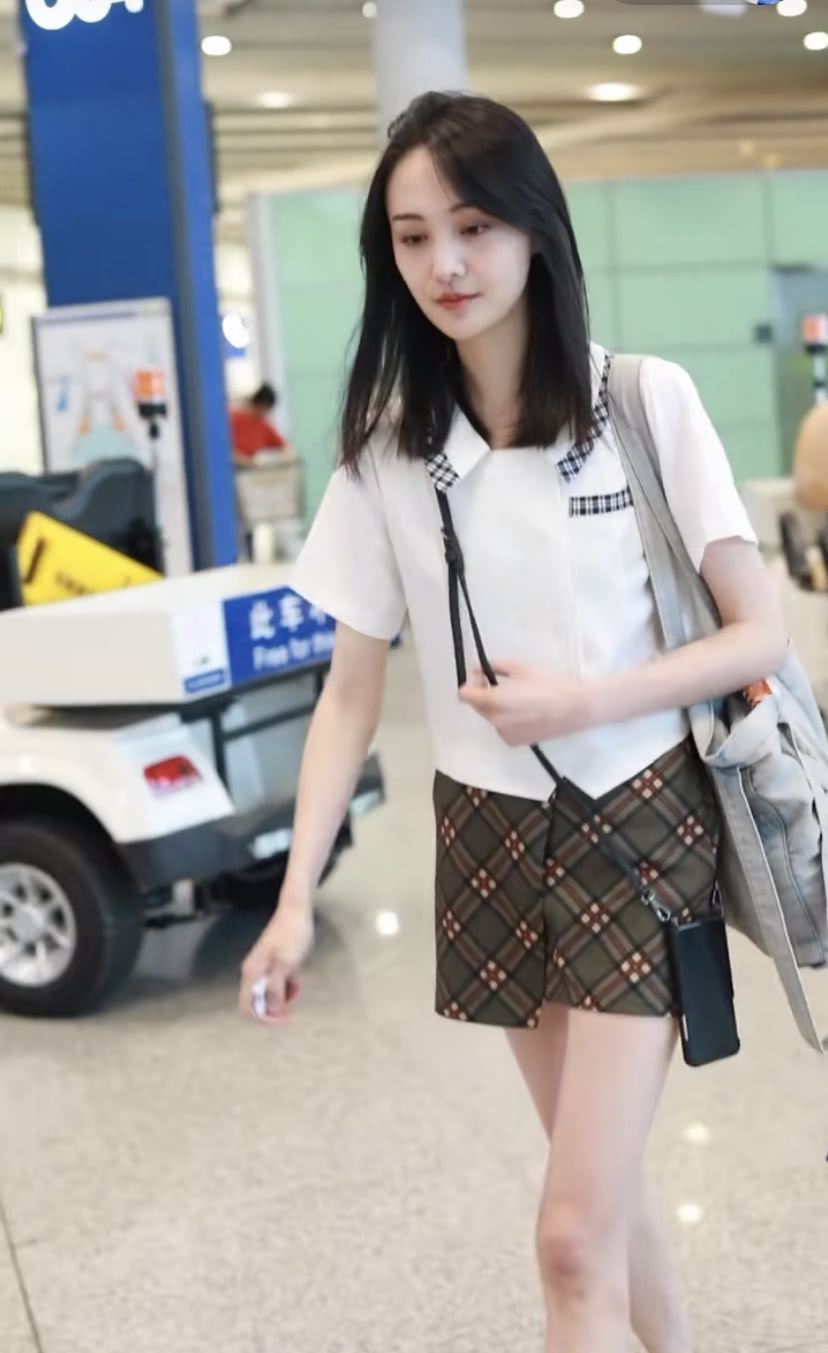 故意穿短身裙露面,不愧是直男的心肝|郑爽|心肝|超短裙_新浪新闻