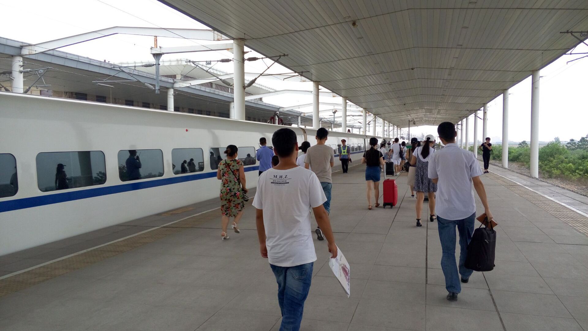 蒲城南站蒲城南站是在建的西韩城际铁路上的一座高铁车站.