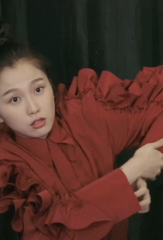 邓紫棋的莲花舌够厉害了看了虞书欣的舌头刷新我的认知