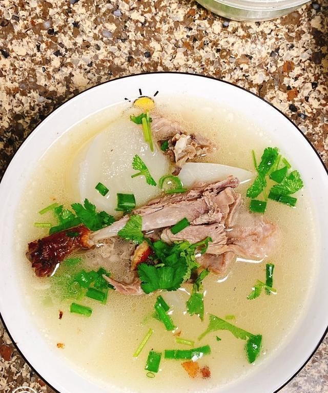 春季养生菜谱,白萝卜鸭架汤,做法简单,美味营养,适合春天