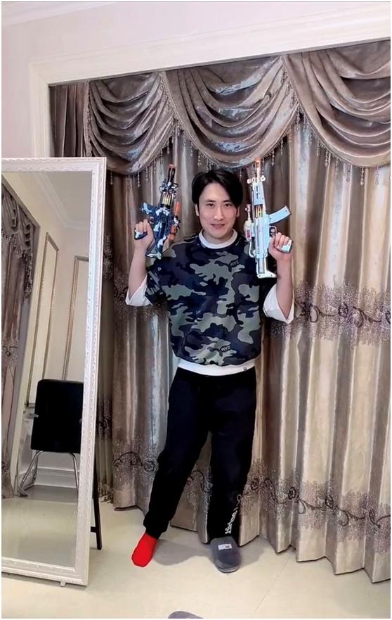 《乡村爱情》赵玉田晒近照,意外曝光豪宅内景,三层别