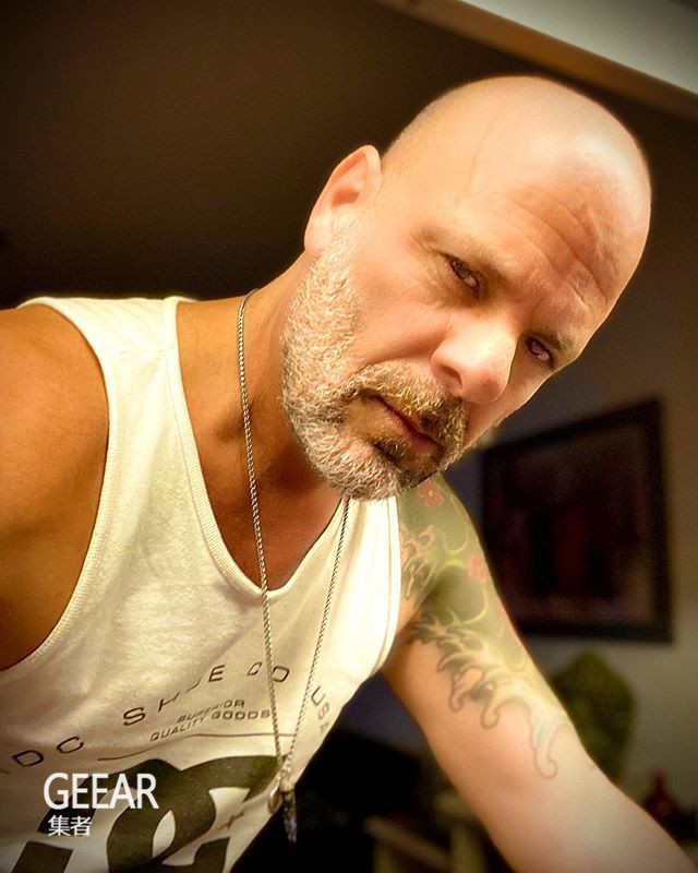 找来了《毒液》和《野蛮游戏:全面晋级》的编剧scott rosenberg和jeff