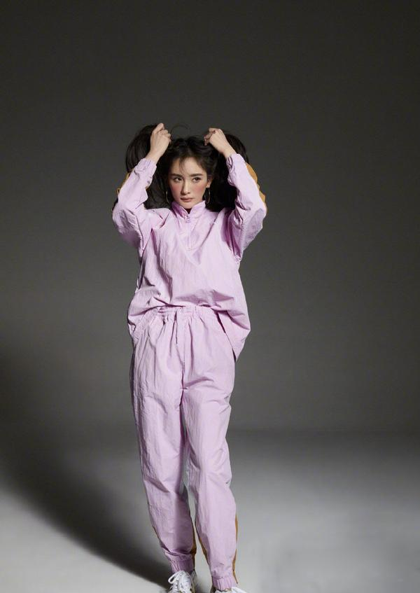 杨幂真有胆量,34岁挑战微醺妆,红红脸蛋配可爱双马尾太显嫩了