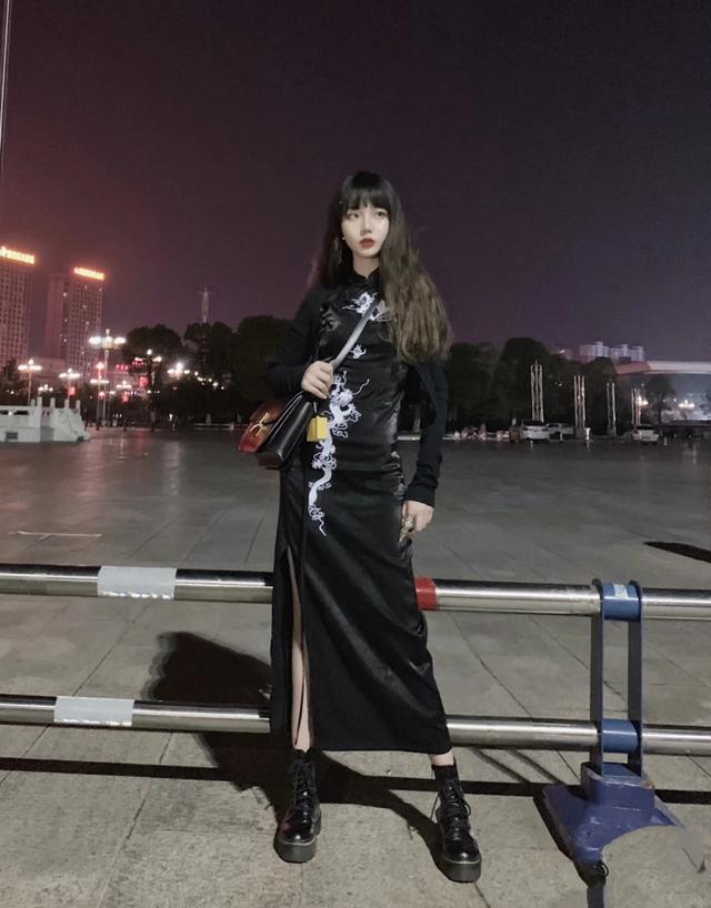 白色的印花起到点缀效果,换上一双现代感的黑色马丁靴,是不是就很日常