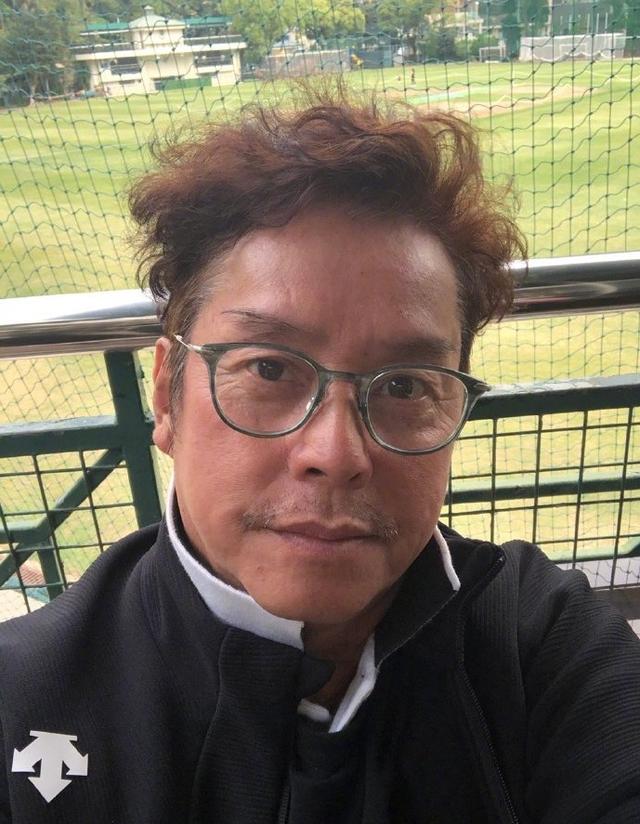 70岁谭咏麟晒爬山近照,发辫乌黑油亮太减龄,对烫头热爱堪比于谦