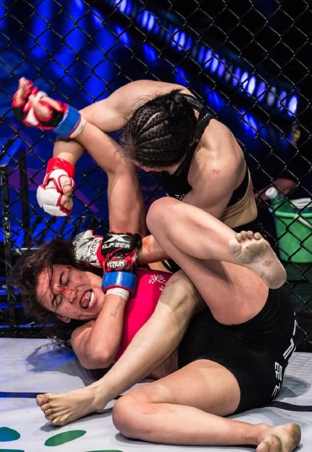 张伟丽在未登上ufc的擂台上时,在昆仑决的擂台上历练时就已经凸显了