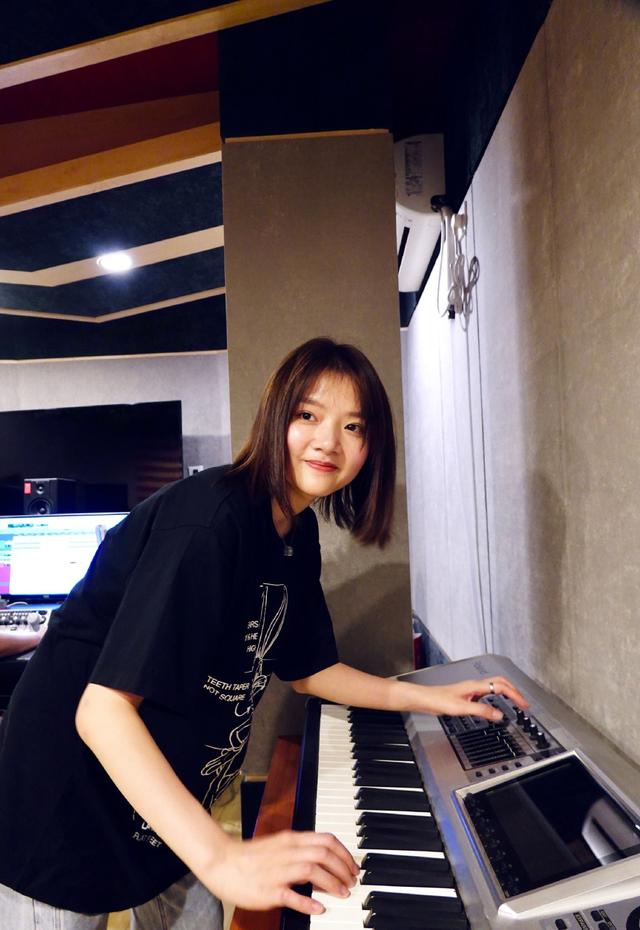 "徽柔公主"晒私服,穿t恤牛仔裤出镜,弹电子琴俏皮感十足