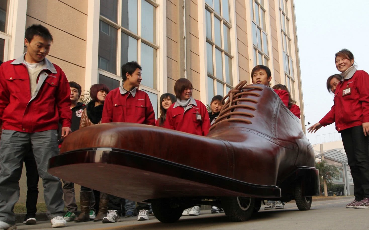 鞋子工厂制作鞋车,纯手工制作,正常人鞋码的二十倍