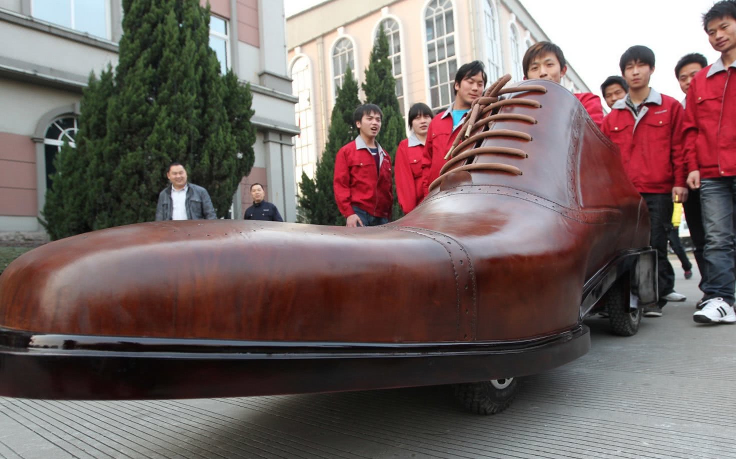 鞋子工厂制作鞋车,纯手工制作,正常人鞋码的二十倍