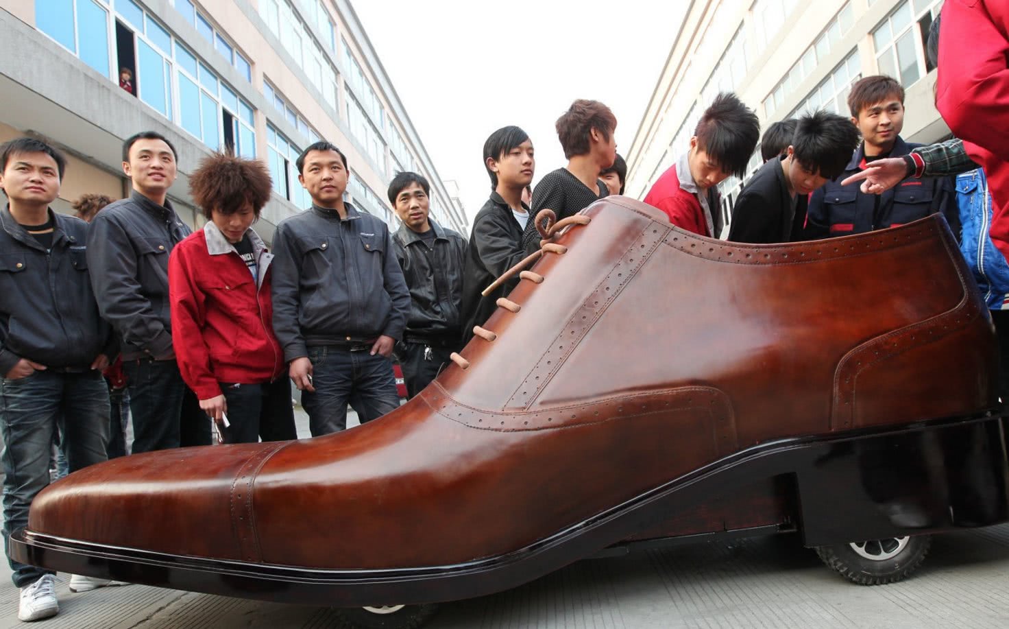 鞋子工厂制作鞋车,纯手工制作,正常人鞋码的二十倍