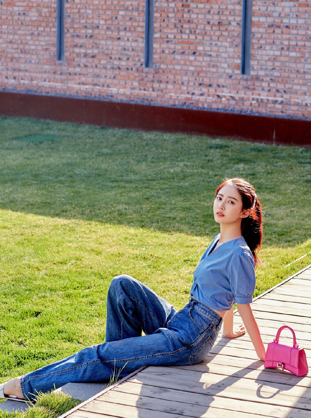 陈钰琪真会穿,短款v领上衣配牛仔裤,踩平底拖鞋凹出大长腿