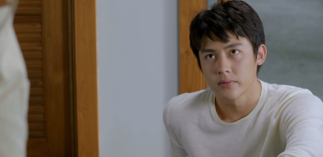 《法定丈夫》的故事线,除了围绕着男主角与两个女人之间,展开的情感