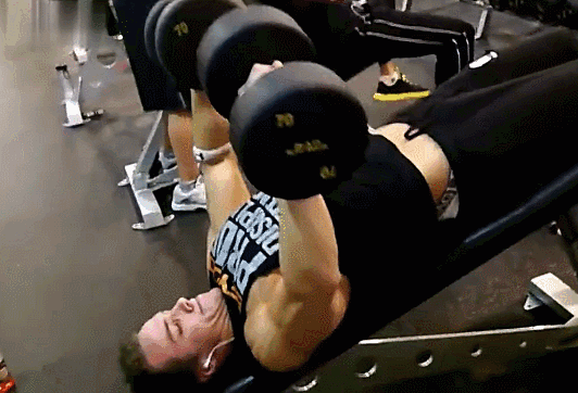 练不出有型的胸肌下沿?可能是这4个原因导致,3个方法教你打造