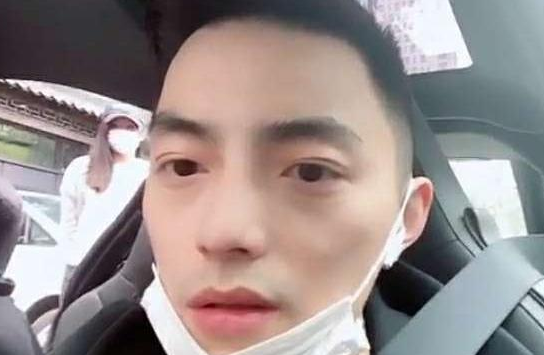 lol智勋开豪车直播真实身高再次实锤女助理意外露脸火了