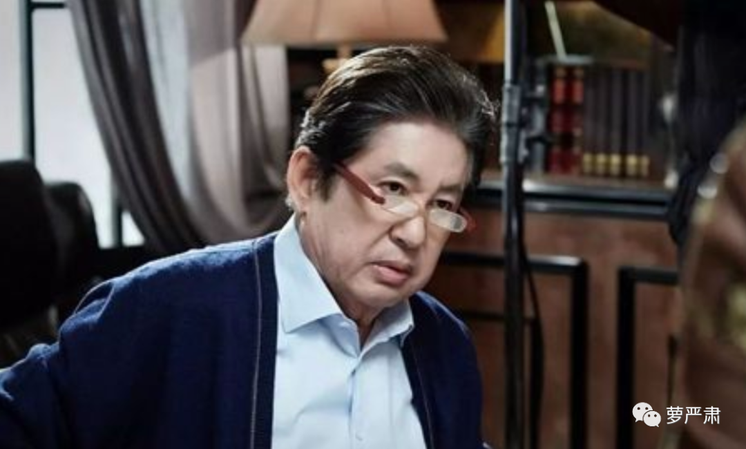 河正宇也是星二代,他的爸爸是韩国知名演员金容建,是韩剧里面的会长