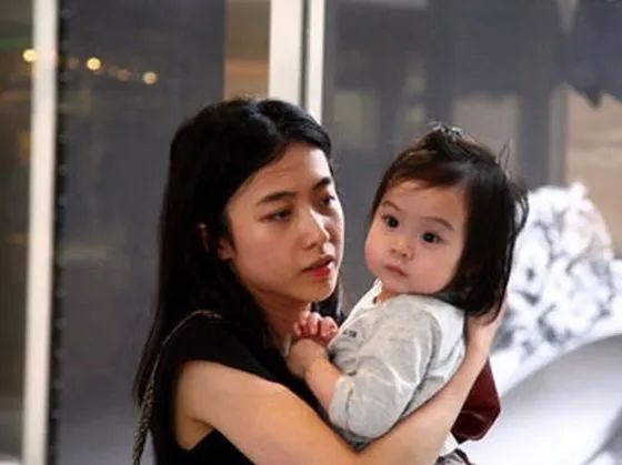 董花花和张大奕抢老公一场贵妇和厂妹之间的pk