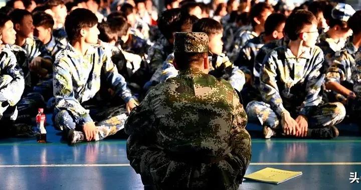军队文职人员的这些方面，得参照现役军人的标准要求|文职|军队|便服_新浪新闻
