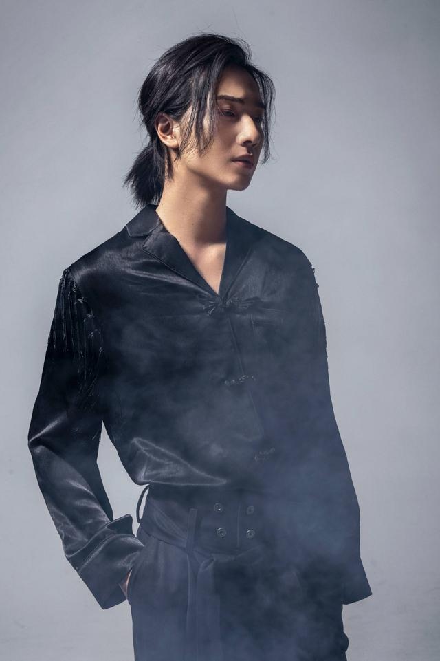 赵露思太会穿轻松变身可爱女孩李宏毅偏爱深色系帅气有型