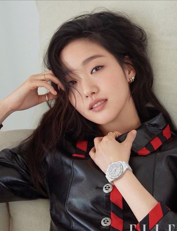 金高银登韩国杂志封面灵动活泼笑容甜美尽显单眼皮女生魅力