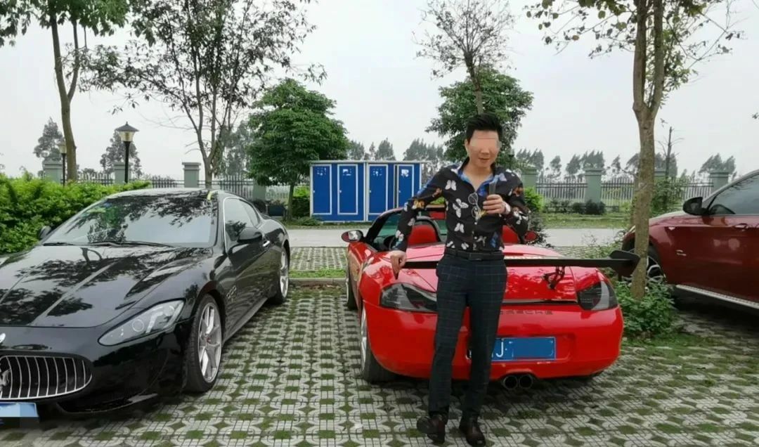 曾经因"搞笑言论"爆火的偷车贼周某,如今出狱后,又迎来人生又一高峰.