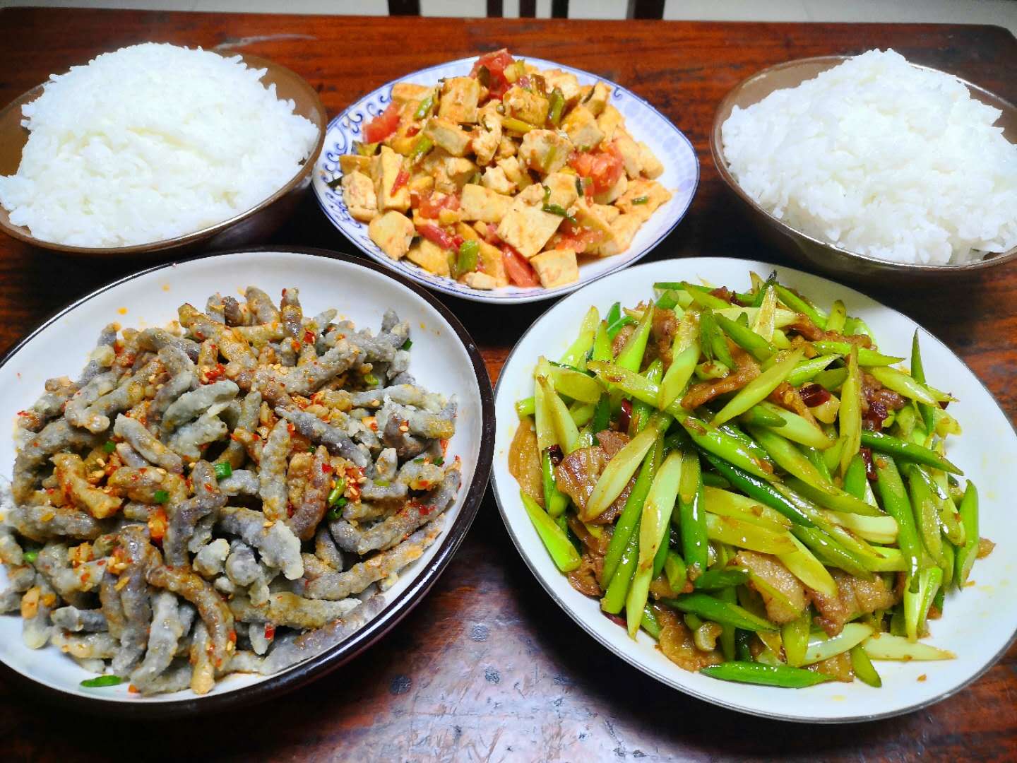 晒晒西北农村2人家庭的午餐,总共花了20元,网友:不是脱贫户!